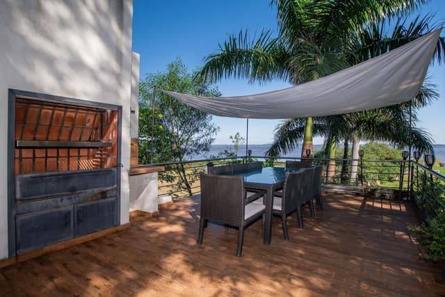 Lujosa Residencia con Amplio Patio sobre el lago Ypacaraí – 2