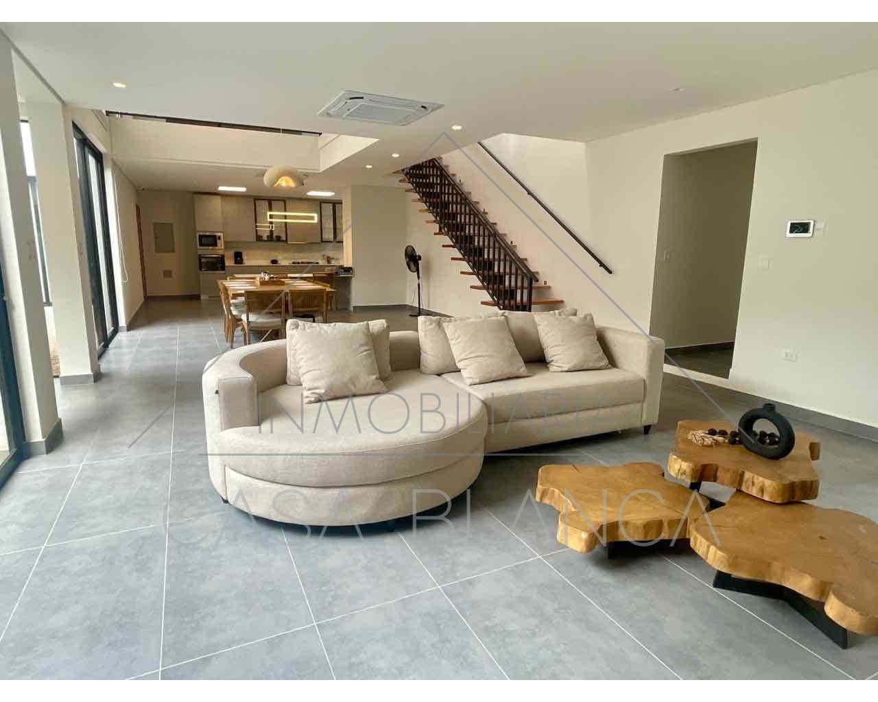 Vendo casa en San Bernardino zona Avda. Mbocaya