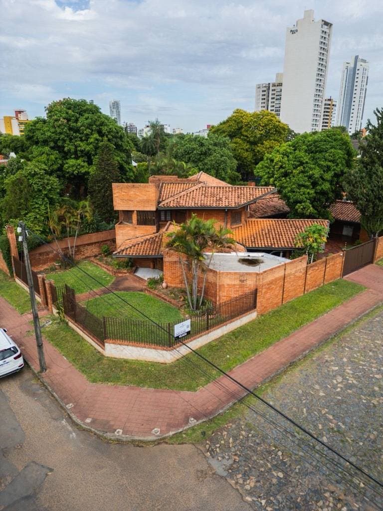 Casa con piscina y quincho | Mburucuyá