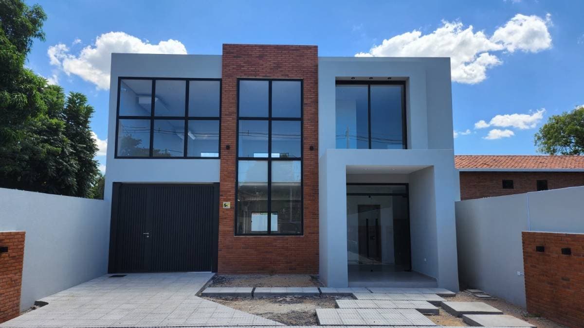 EN VENTA LOCAL DE 2 PLANTAS SANTISIMA TRINIDAD