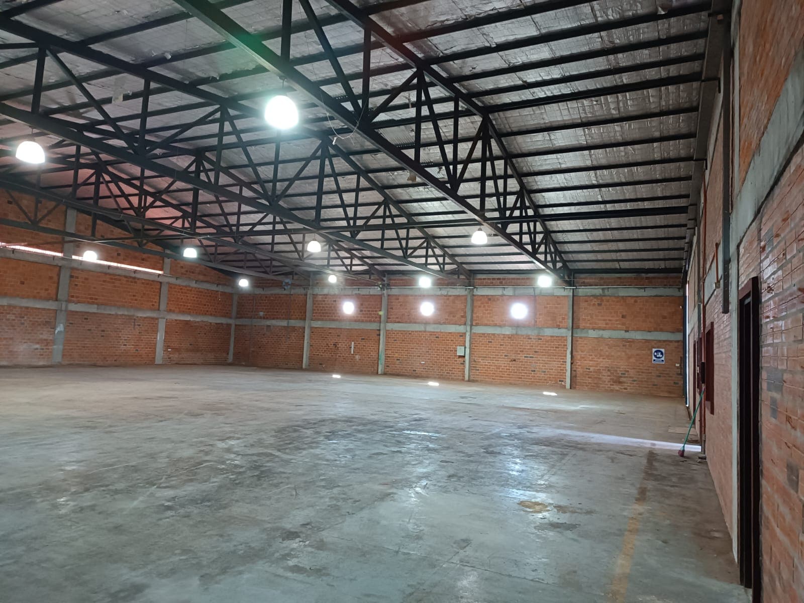 ALQUILO DEPOSITO EN MRA DE 900 M2