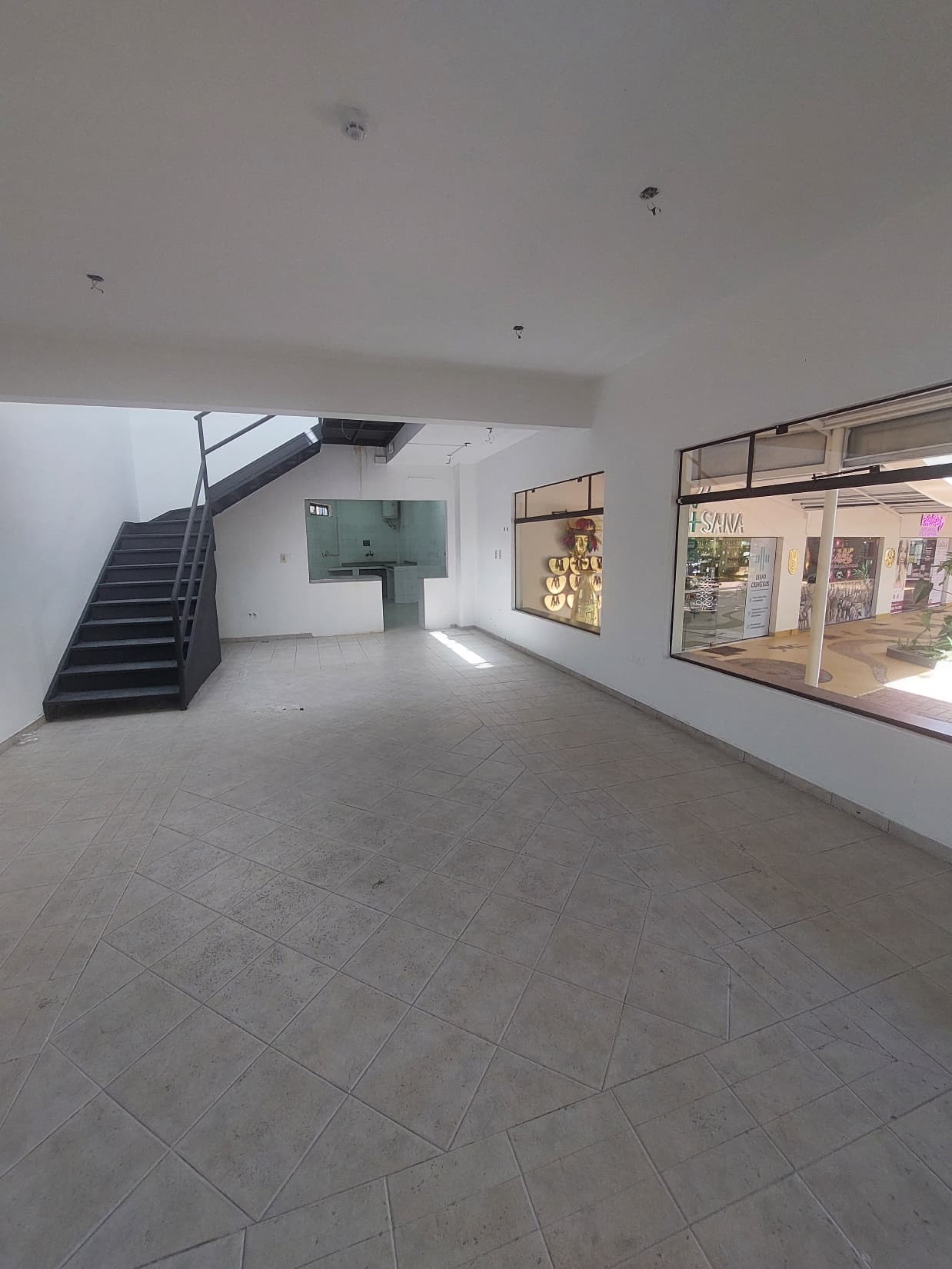 ALQUILO SALON COMERCIAL AVENIDA BOGGIANI – 2