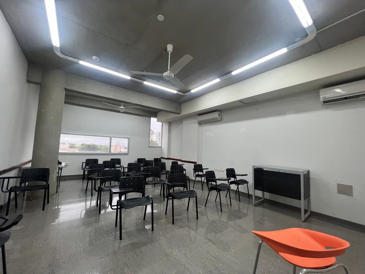 ALQUILER DE AULAS / OFICINAS - EDIFICIO CORPORATIVO