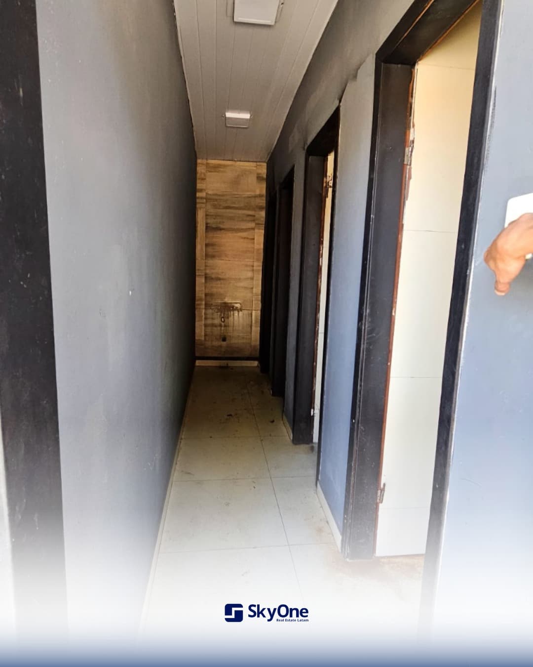 EN ALQUILER SHOWROOM CON OFICINAS Y DEPÓSITO – LOS LAURELES