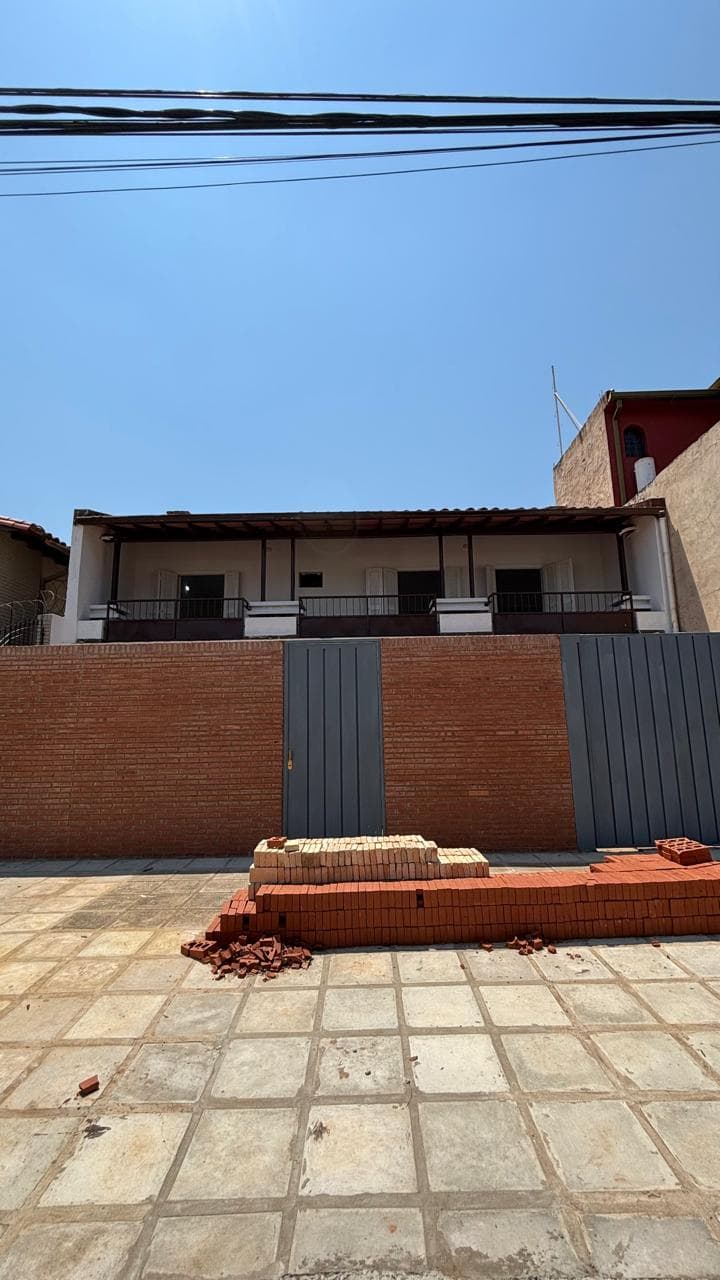 ALQUILO AMPLIA CASA DE 2 PISOS – ZONA PARQUE DE LA SALUD – 3