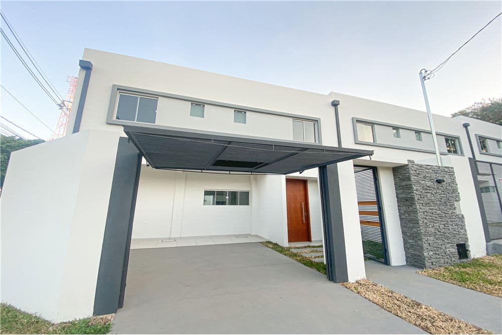 EN VENTA DUPLEX CON PATIO ZONA SUPER 6 LAURELTY