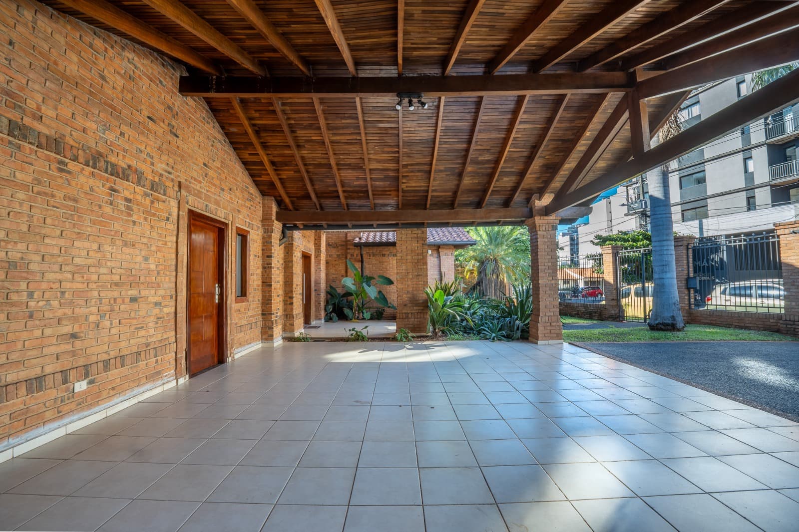 Residencia Amplia En Alquiler – Las Lomas – 2