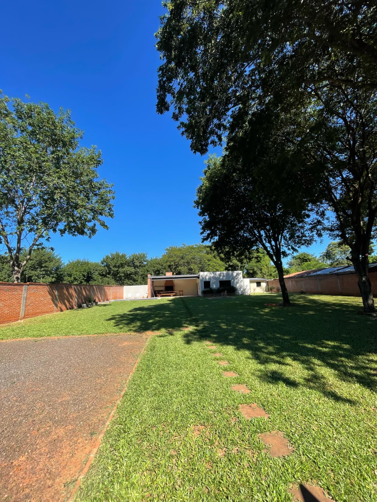 Vendo casa semi amoblada en Luque - Zona Rakiura 1100 m2 de terreno – 2