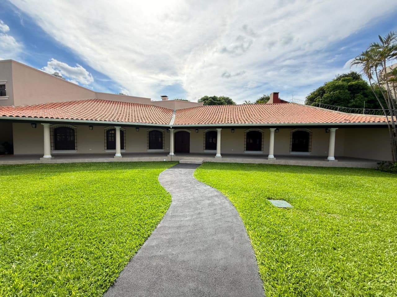 ALQUILO HERMOSA RESIDENCIA EN ASUNCIÓN