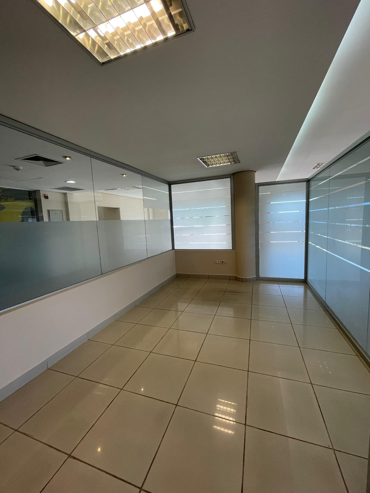 EN ALQUILER OFICINA CORPORATIVA DE 180 M2 SOBRE MCAL LOPEZ – 2