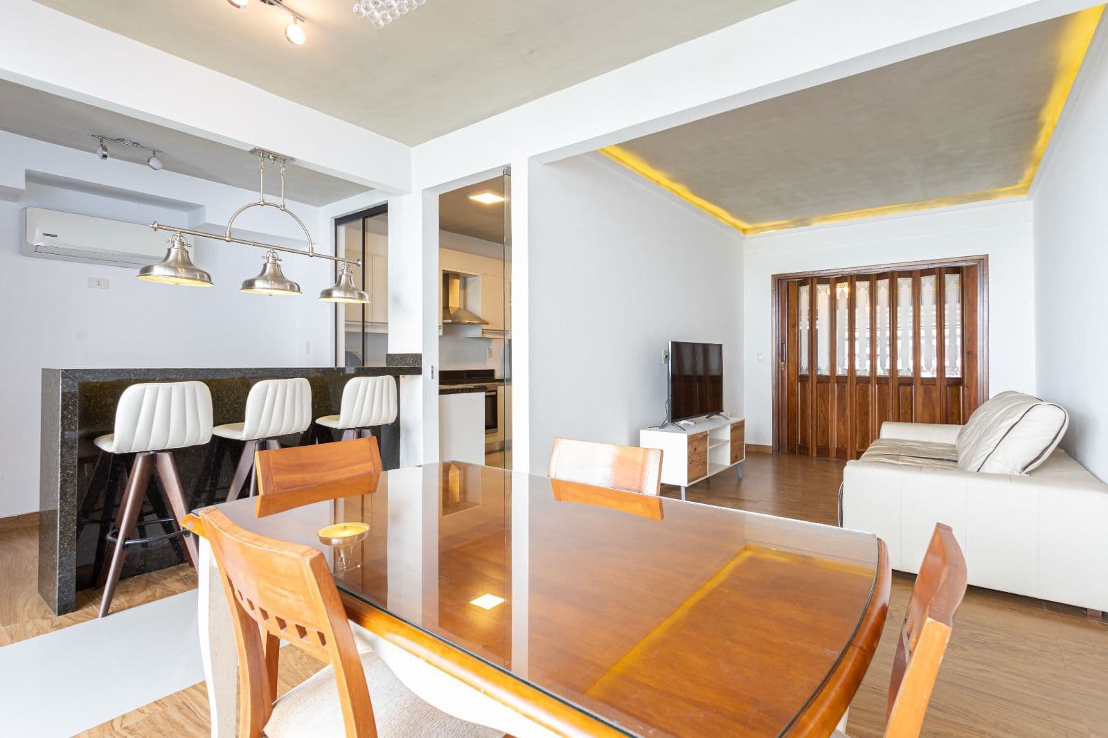 En Venta Hermosa Casa Pareada con Ascensor- Barrio Herrera – 2