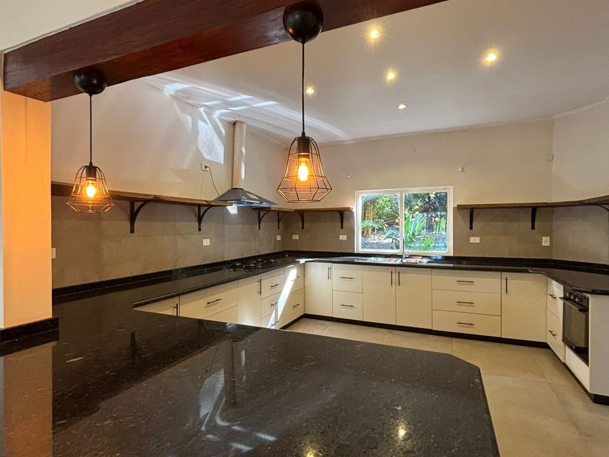 ALQUILO CASA EXCLUSIVA EN CIUDAD DEL ESTE – 3
