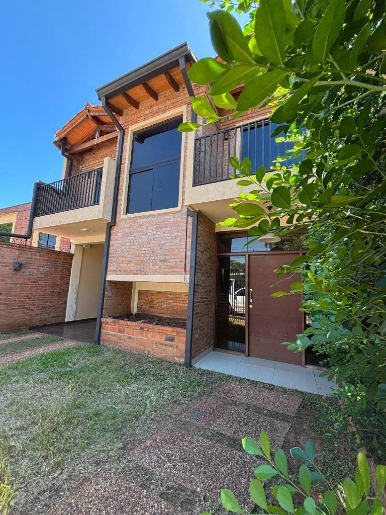 ALQUILO CASA CON PISCINA DE 4 HABITACIONES ZONA CIT - LUQUE – 2