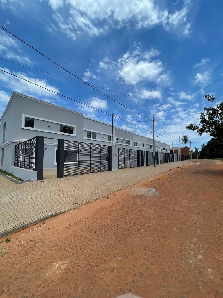 EN ALQUILER DUPLEX CON PISCINA en barrio Jardin de Oro, Luque.