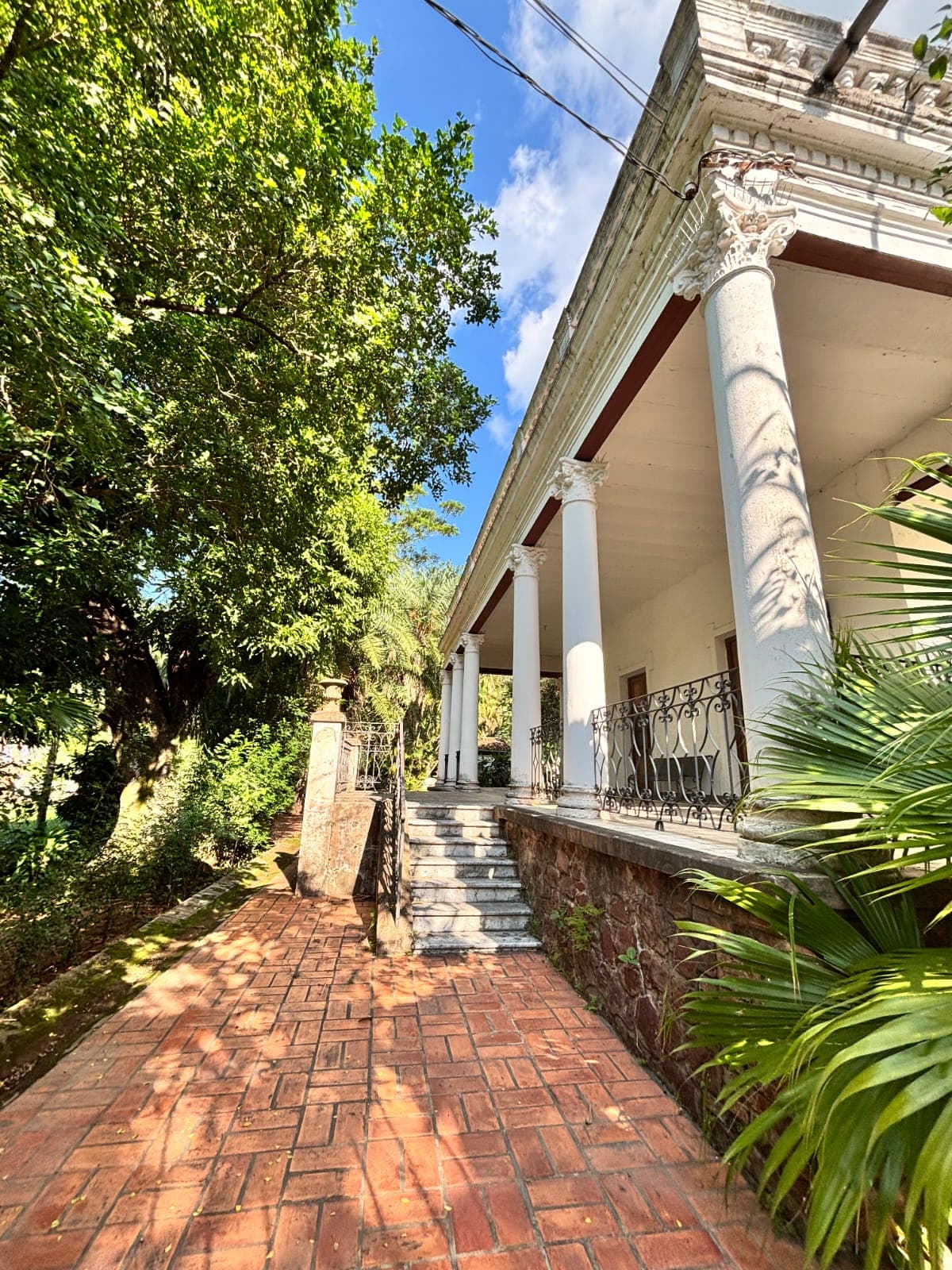 Casona histórica en alquiler en Areguá – sobre avenida principal – 2