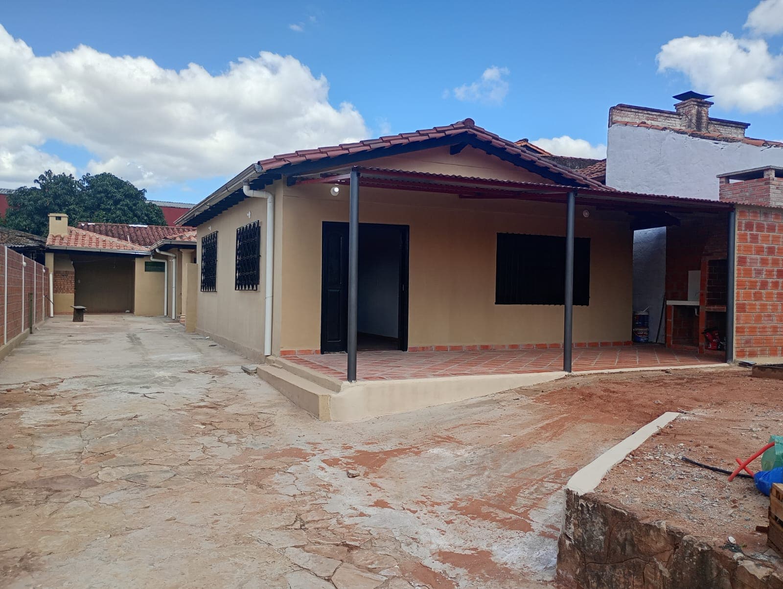 ALQUILO CASA EN LAMBARÉ – ZONA MUNICIPALIDAD Y HOSPITAL