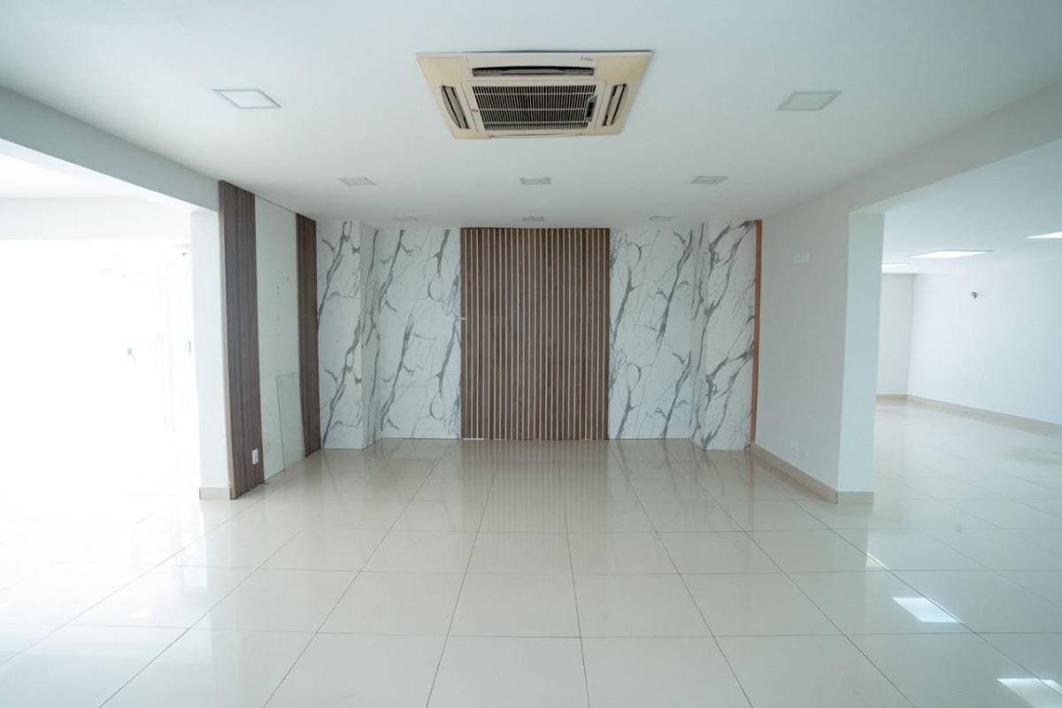 Vendo amplia oficina en Villa Morra Asunción. – 2