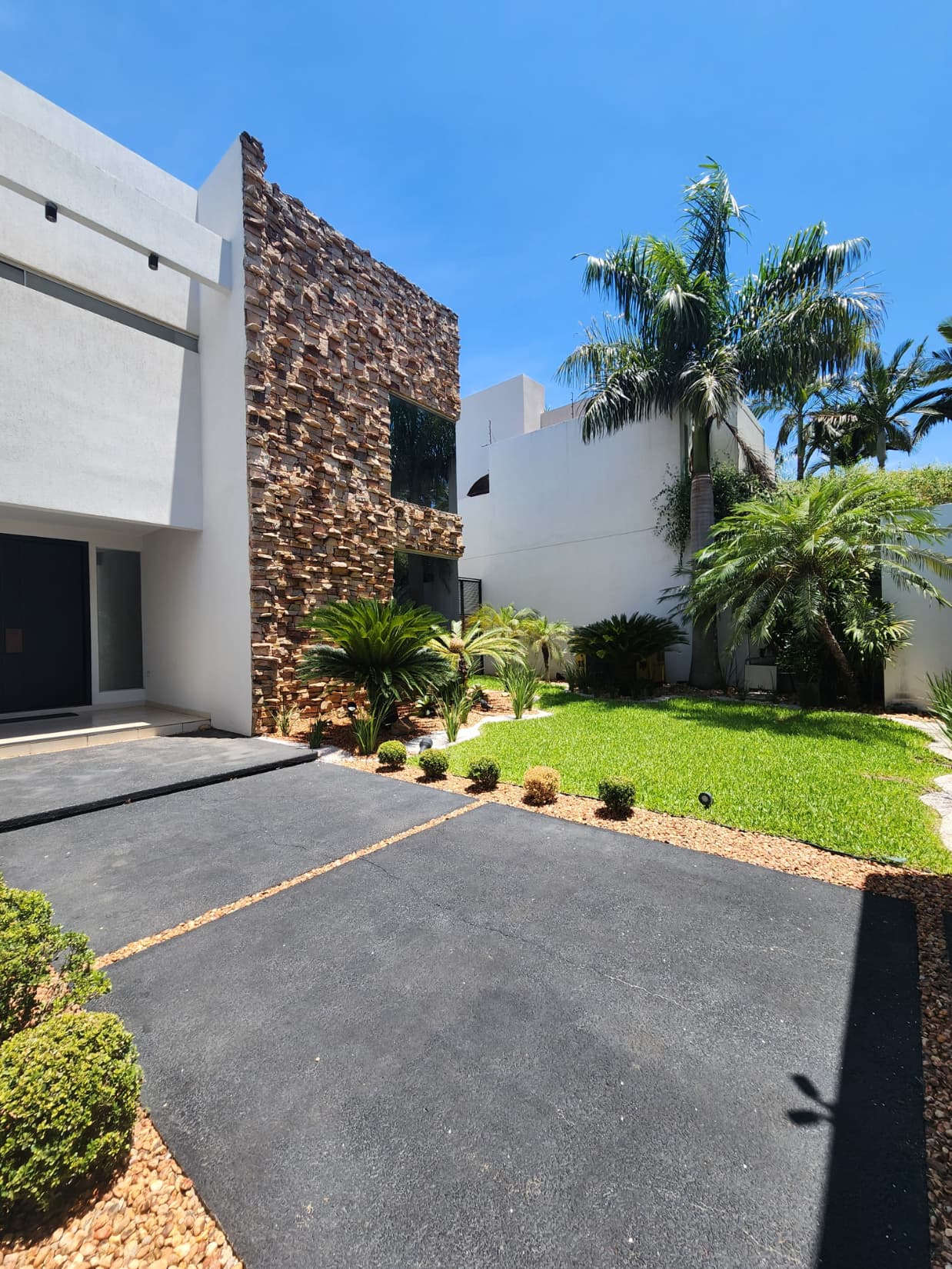 Residencia En Venta De 4 Habitaciones En Suite, Barrio Los Laureles.
