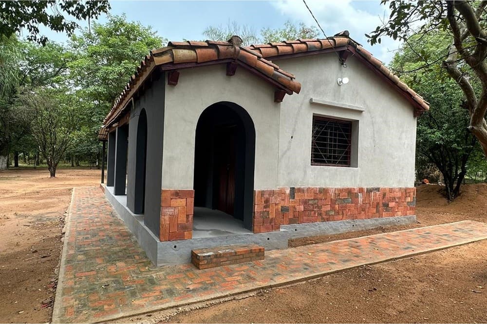 ✨ Gran Oportunidad En Paraguarí: Terreno Amplio Con Casa Incluida