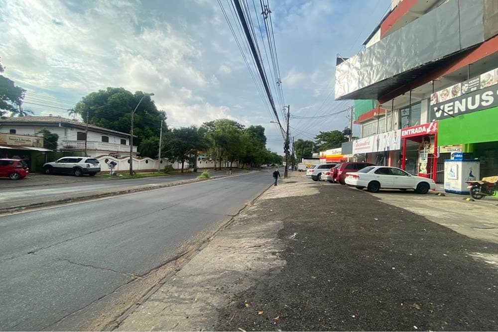 Salón Comercial Estratégico con Estacionamiento sobre Avda. Choferes del Chaco – 2