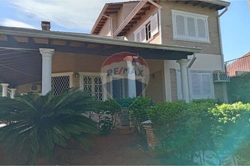 CASA CON AMPLIO TERRENO