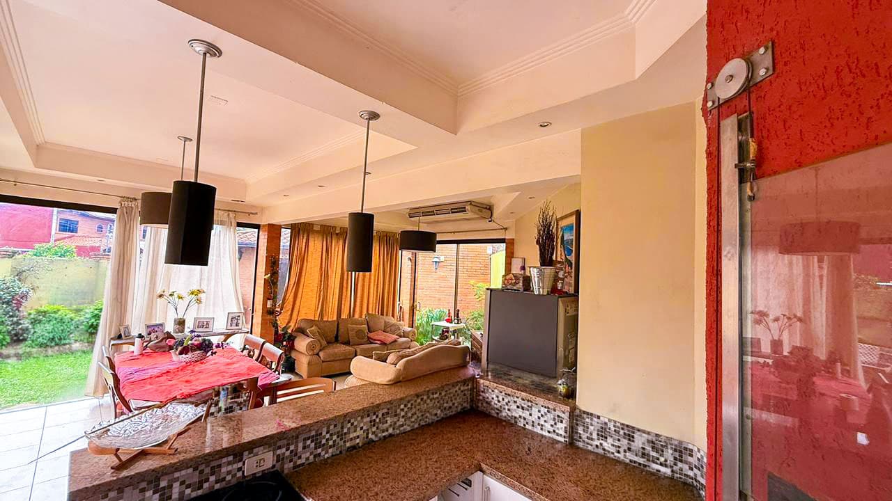 Residencia privada con piscina, quincho y jardín — Villa Adela, Luque – 2