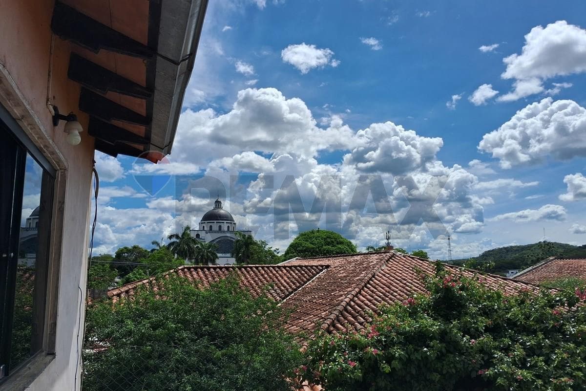 HERMOSA CASA EN CAACUPE A PASOS DE LA IGLESIA