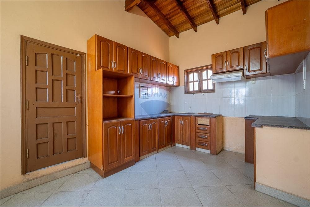 VENTA Casa en esquina con salón comercial en Villa Elisa – 3