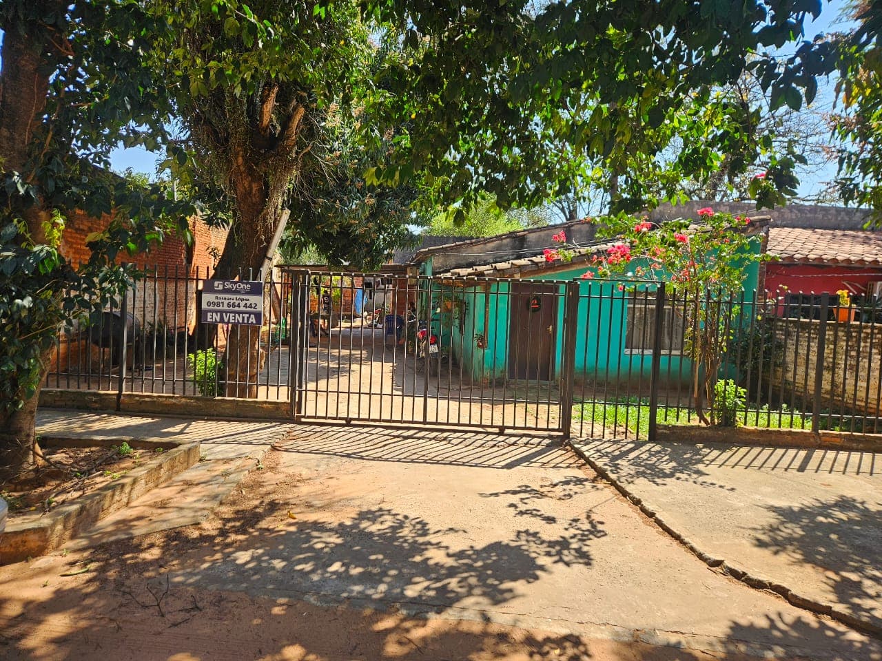 VENDO CASA HABITABLE O A DEMOLER EN LUQUE- 3ER BARRIO – 2