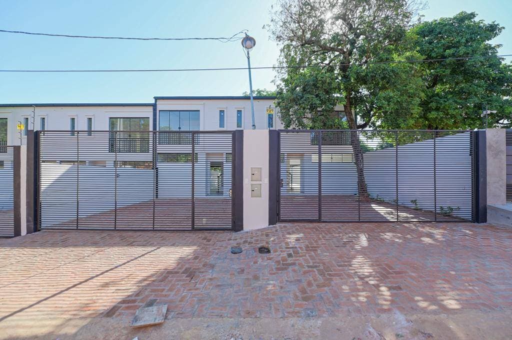 EN VENTA DUPLEX EN LUQUE LOMA MERLO