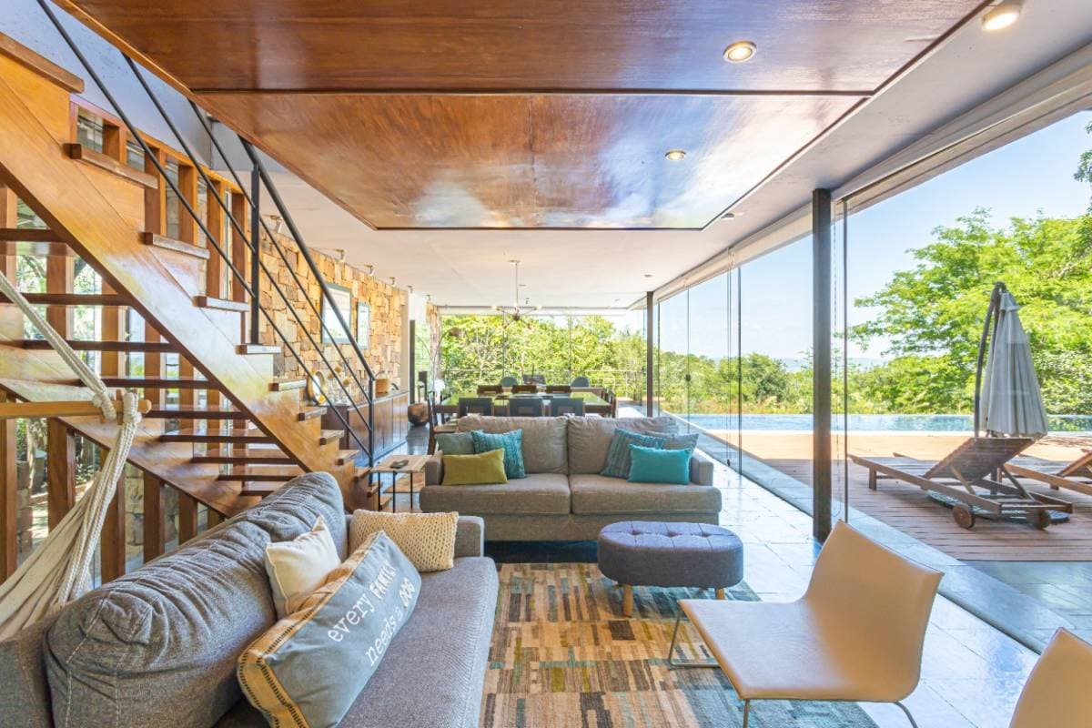 RESIDENCIA EN VENTA CON VISTA AL LAGO YPACARAÍ