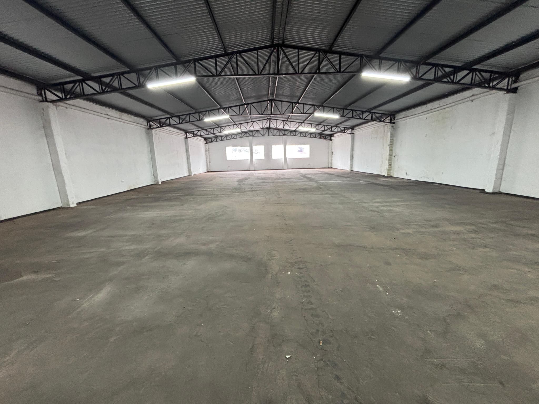 SALÓN COMERCIAL EN FDO. DE LA MORA – 2