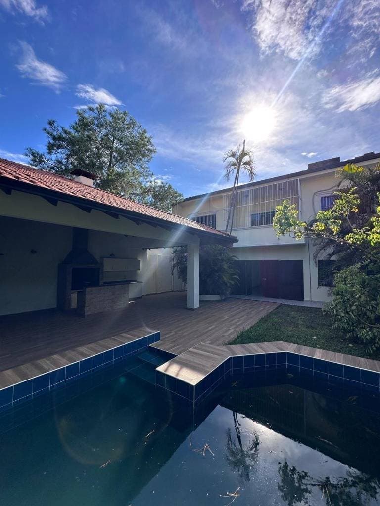ALQUILO AMPLIA CASA EN LOS LAURELES - ASUNCION