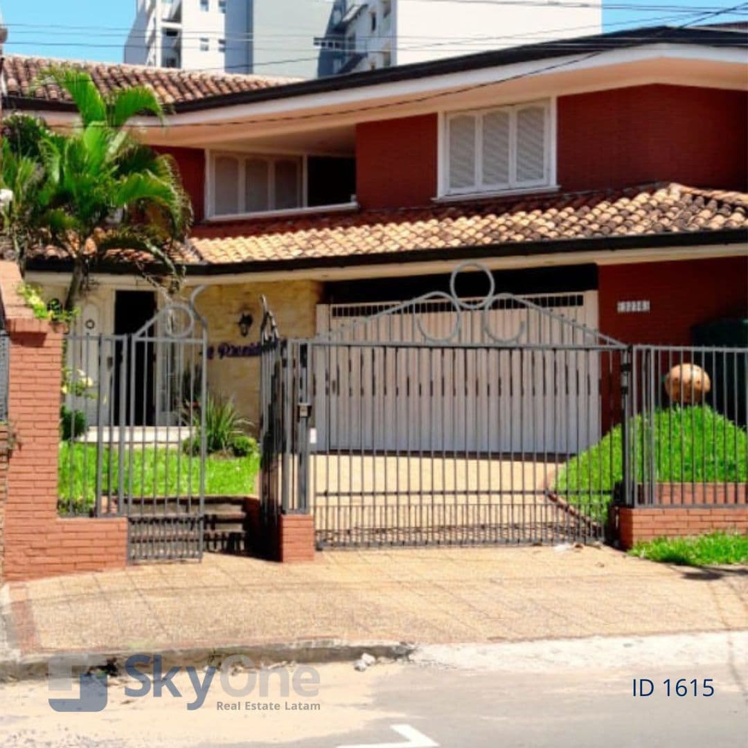AMPLIA CASA A 2 CUADRAS DE AV. MARISCAL LÓPEZ – BARRIO HERRERA