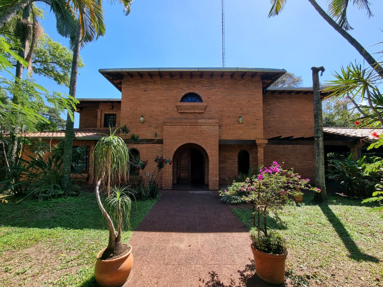 Vendo hermosa  y amplia residencia sobre la Avda Mcal López casi Madame Lynch‼️