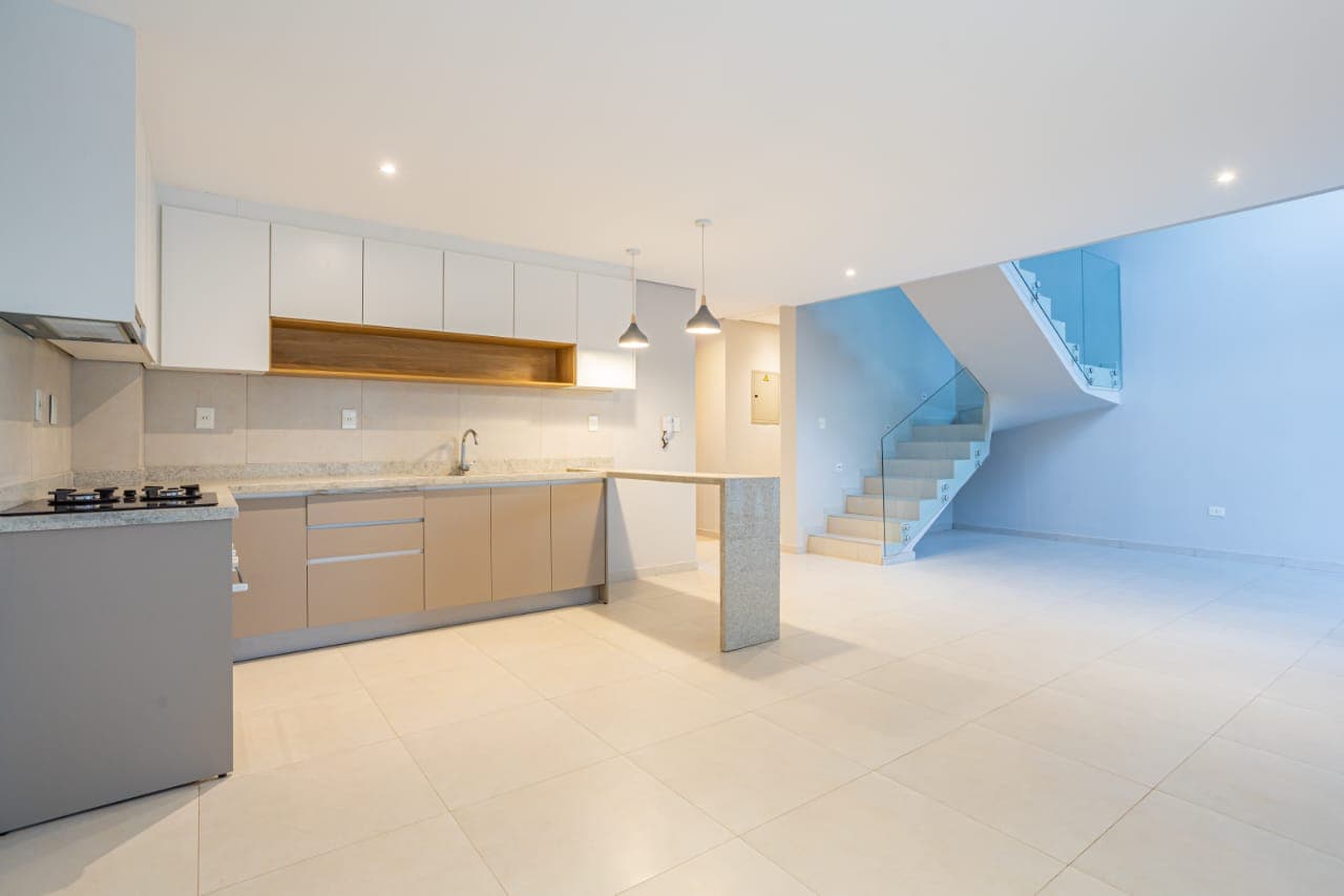 VENTA DE CASA TIPO DUPLEX A ESTRENAR ZONA PLAZA MADERO LUQUE