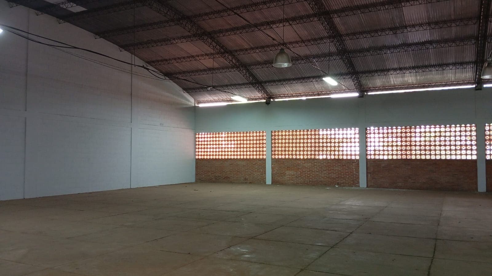 Alquiló propiedad con dos amplios Galpones y oficinas Adm – 3