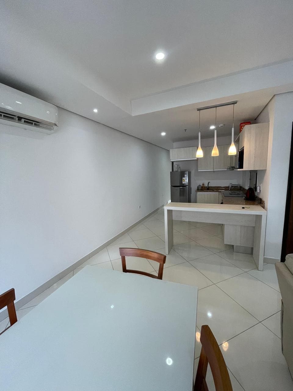 VILLAMORRA, EN ALQUILER, DEPARTAMENTO AMOBLADO DE 2 DORMITORIOS, CON COCHERA – 3