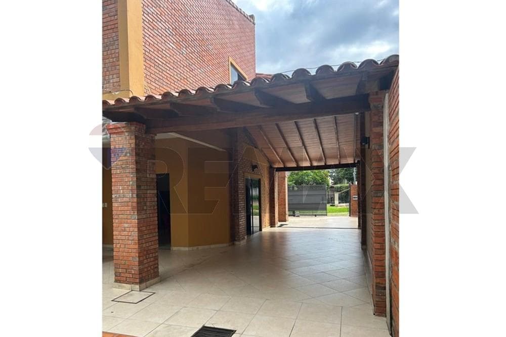 Amplia casa en Venta en Luque - PALMA LOMA