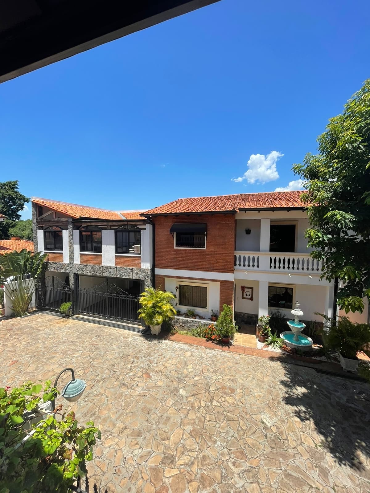 Alquilo Casa Con Piscina En Barrio Privado En Luque  En 7.400.000 Gs / Mes