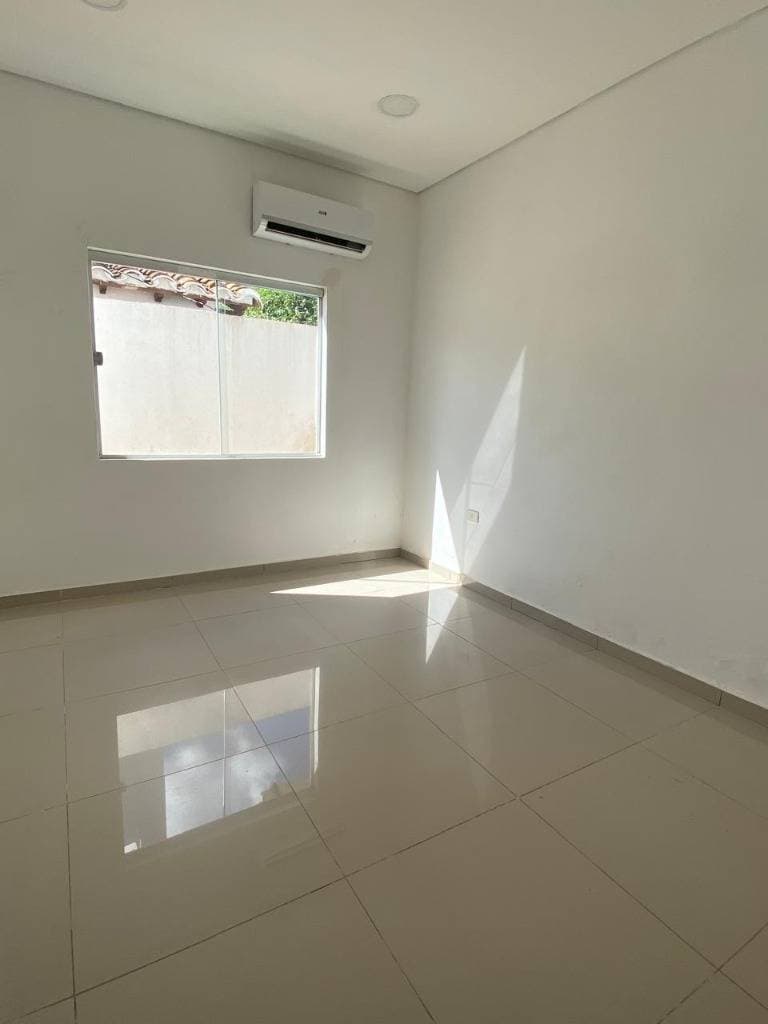 Alquilo casa para uso Comercial. Barrio Santa Maria
