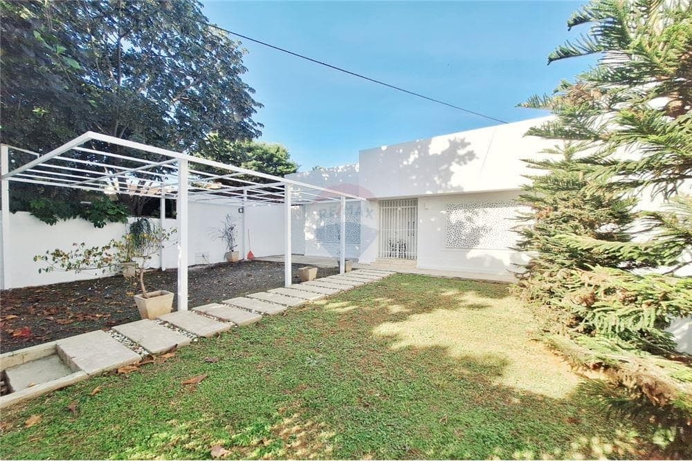 VENDO CASA PARA OFICINA EN CAÑADA DEL YBYRAY