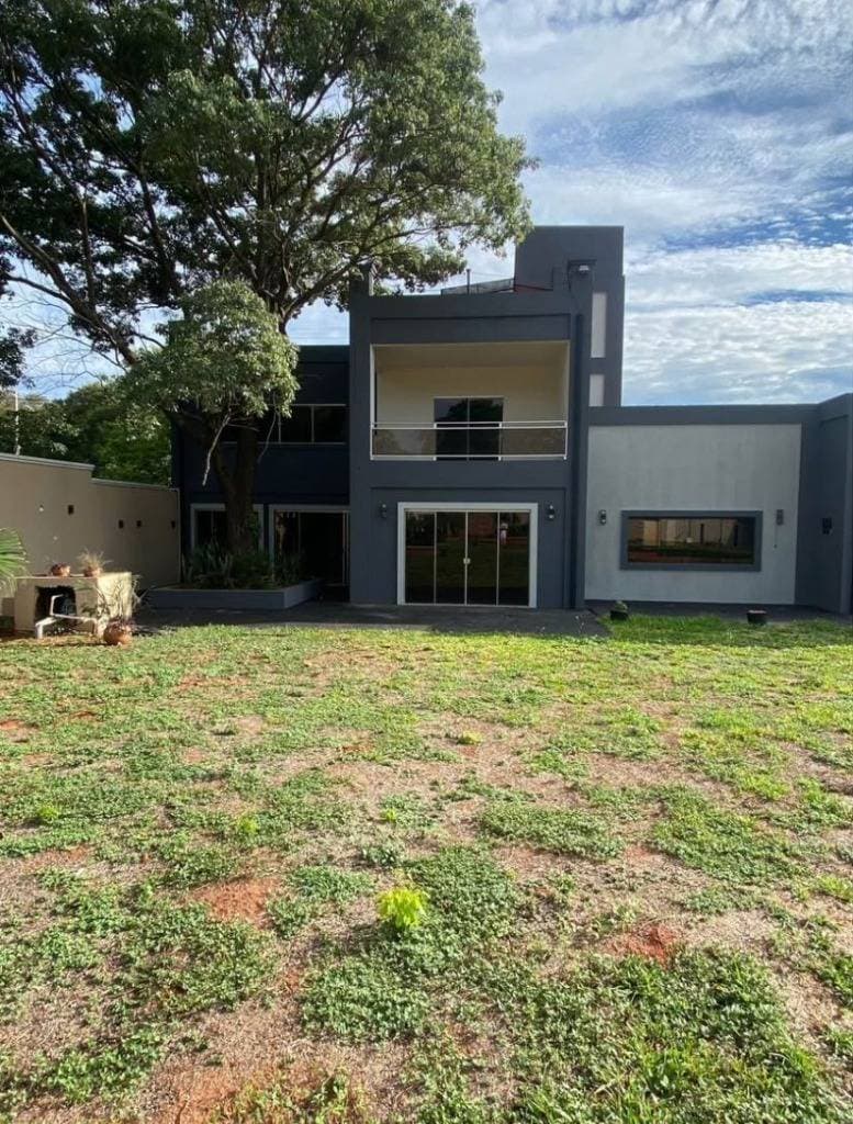 Alquilo Casa Moderna de 3 Niveles, Semi Amoblada