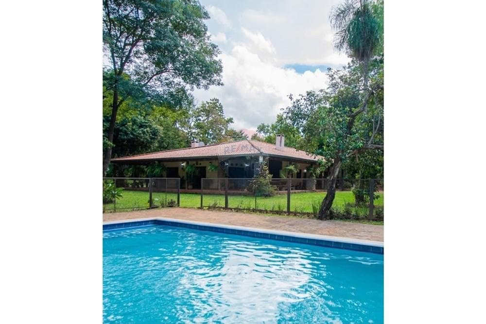 Vemdo hermosa y amplia quinta en Areguá- Paraguay