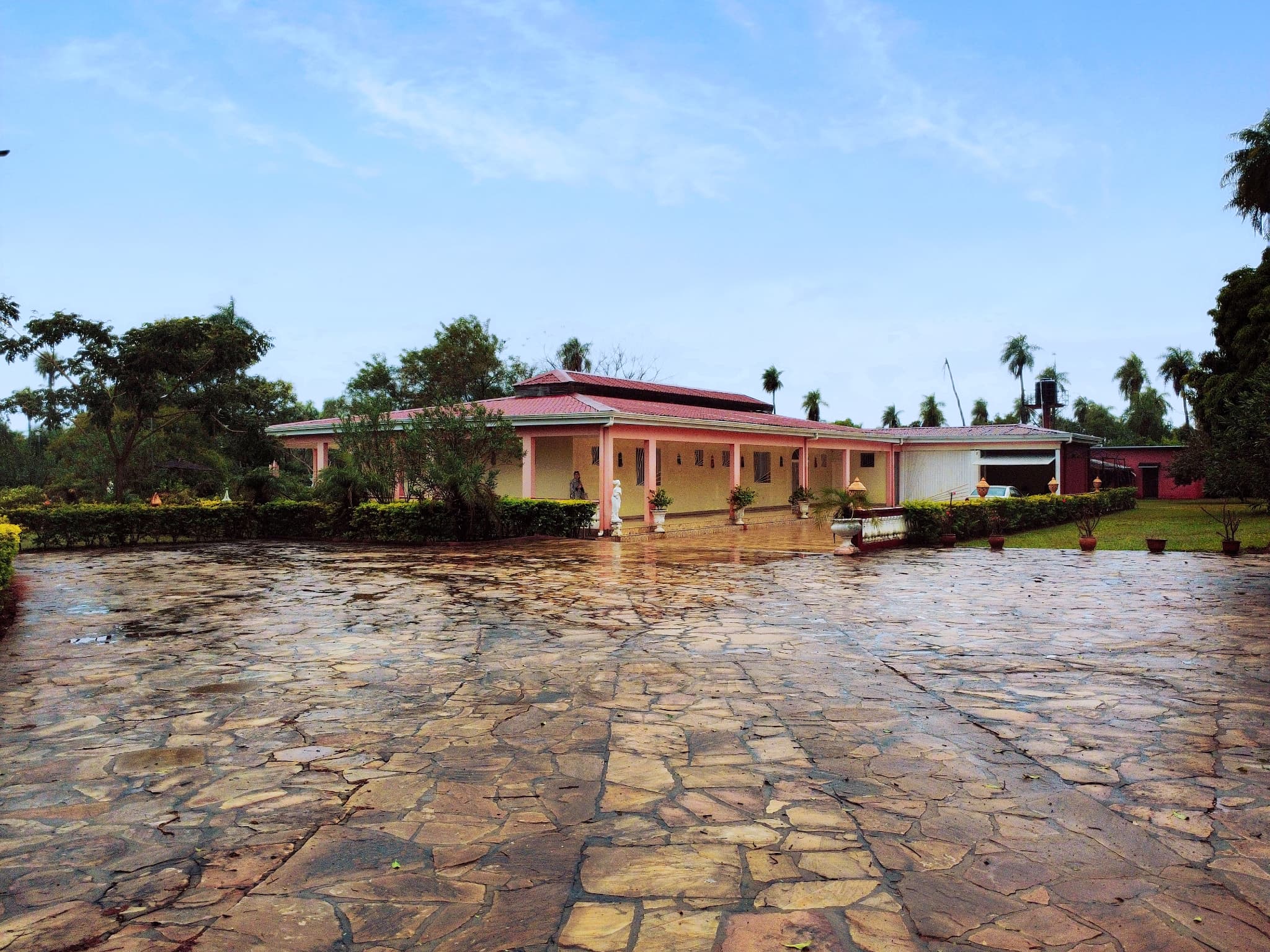 PIRIBEBUY, PASO JHU - MANSIÓN DEL ARPA - USD 570.000 NEGOCIABLE.