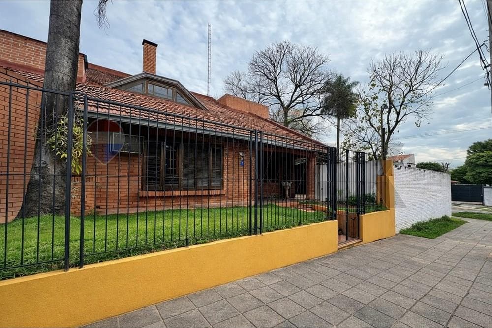 CASA EN VENTA – LAMBARÉ (PROPIEDAD EN ESQUINA)