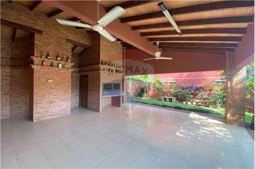 Vendo amplia residencia sobre Avda.Laguna Grande, zona Moravia – 2