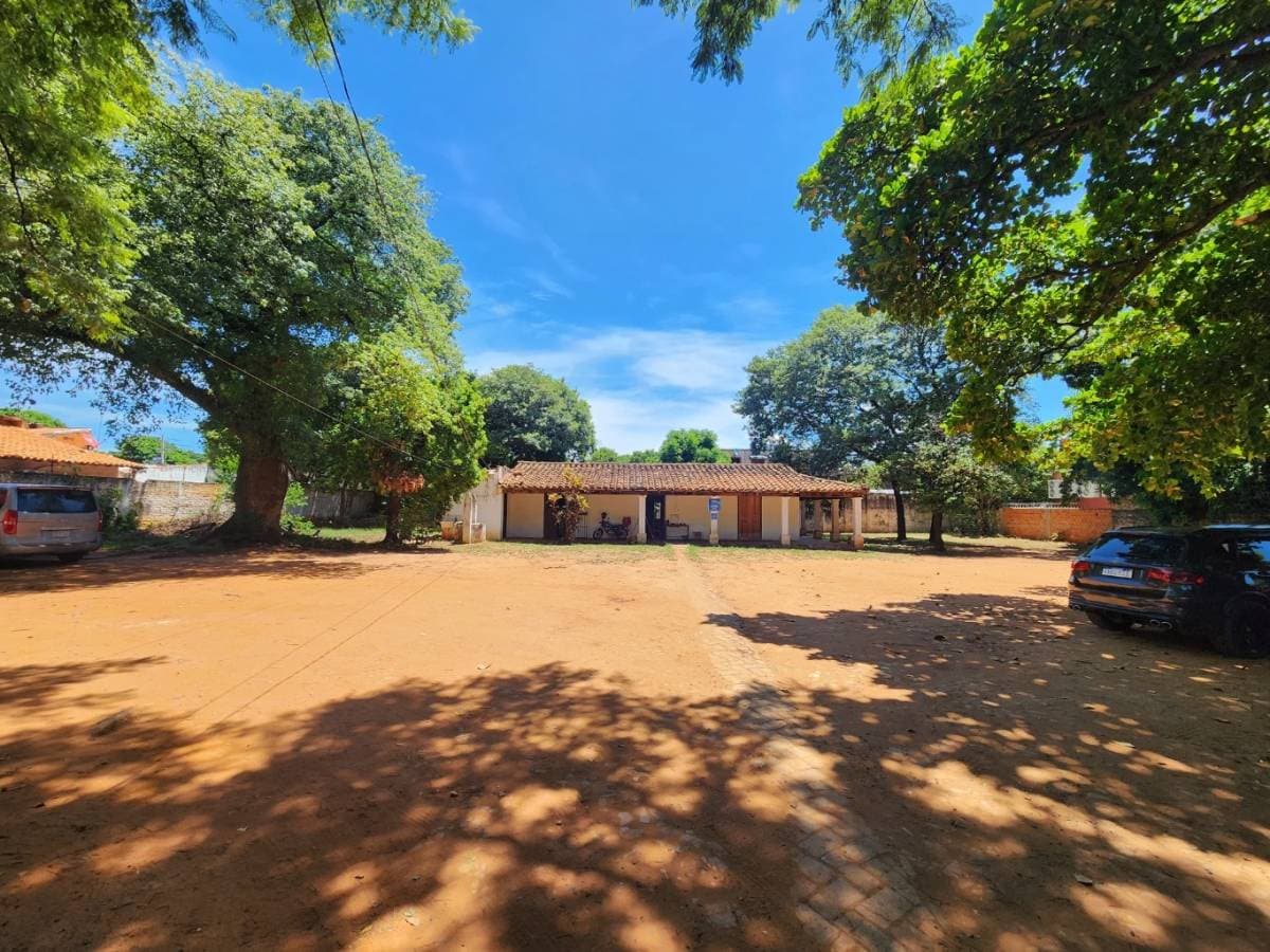 VENDO 2 TERRENOS JUNTOS EN EL CENTRO DE LUQUE - DE CALLE A CALLE