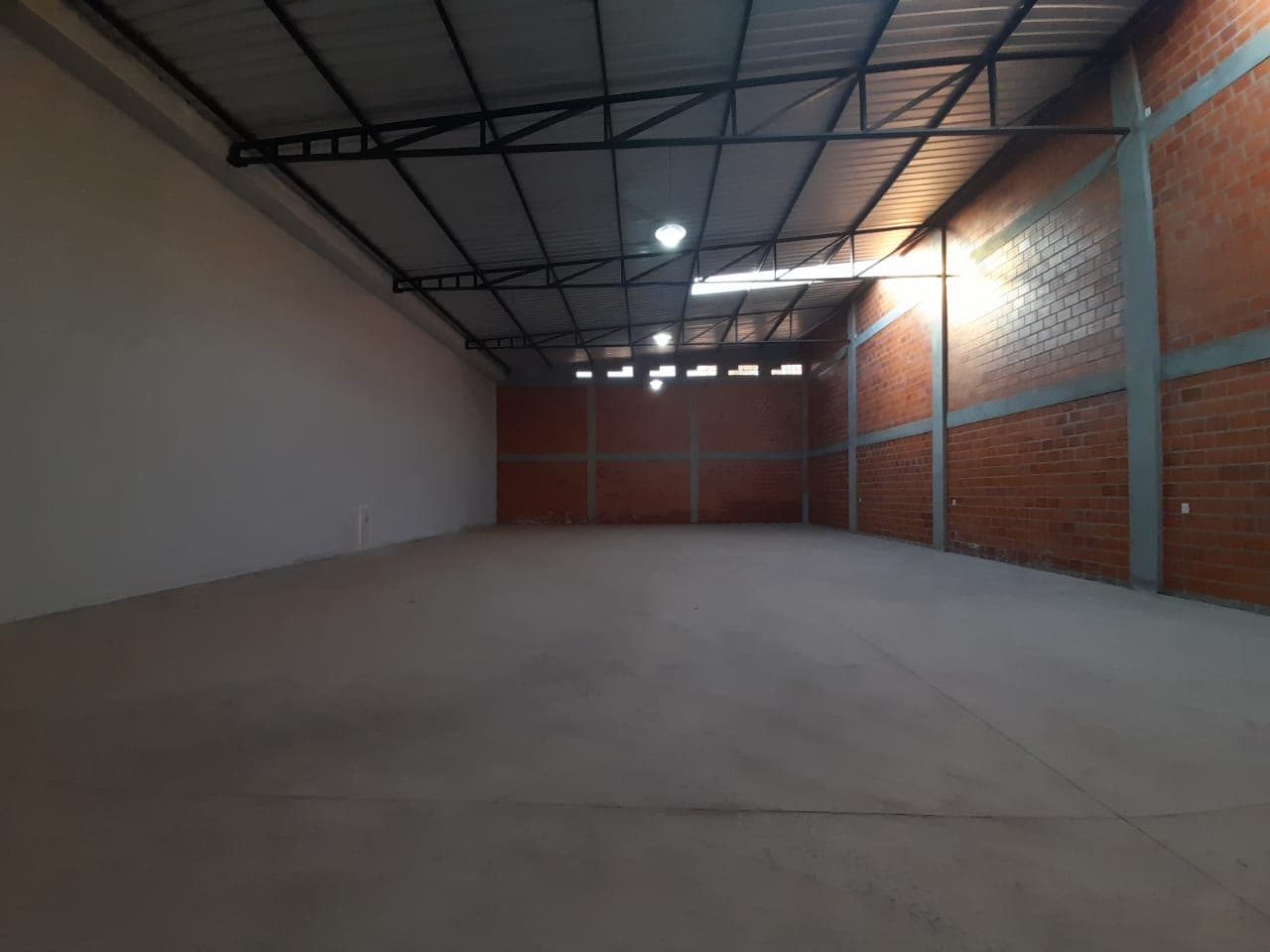 Alquilo Amplio Depósito a estrenar zona trasera del Aeropuerto. Cod LG