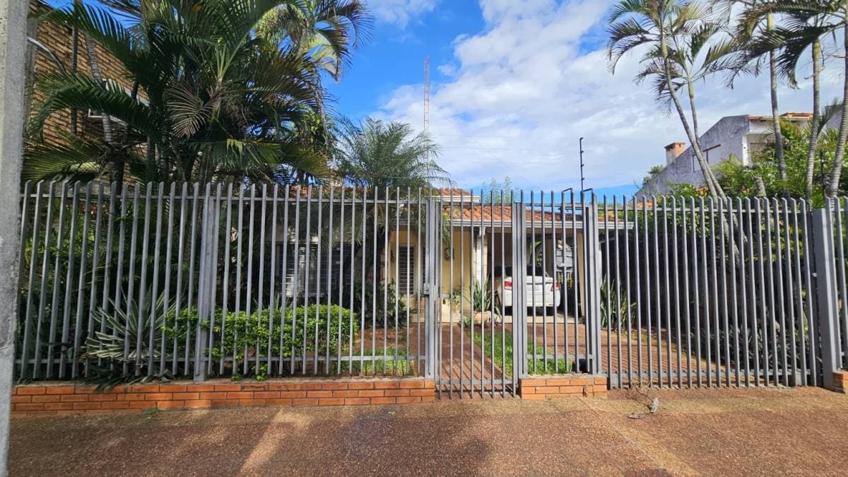 EN VENTA AMPLIA CASA ZONA CLUB DVO. SAJONIA - SAJONIA - ID 33352